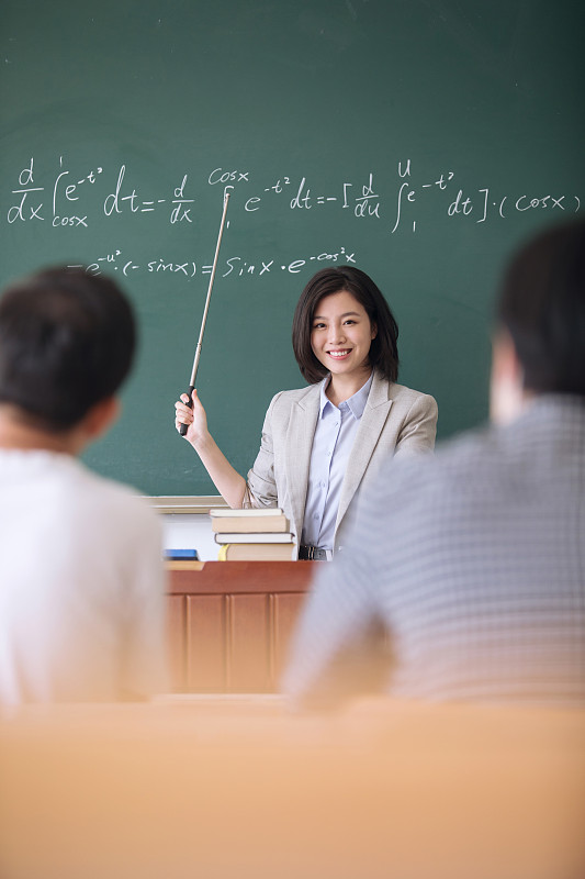 年轻女教师2在线观看(年轻的女教师板着面孔什么讲人的起源讲人的发育和进化)